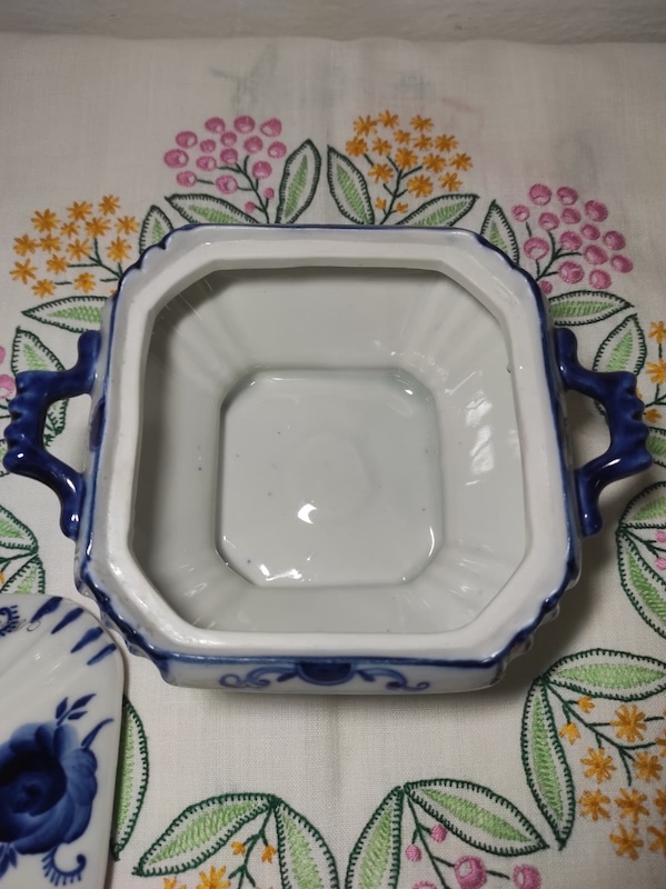 Porcelánová cukřenka s víkem 