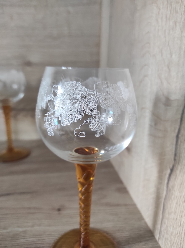 Krásné sklenice na stopce na víno 