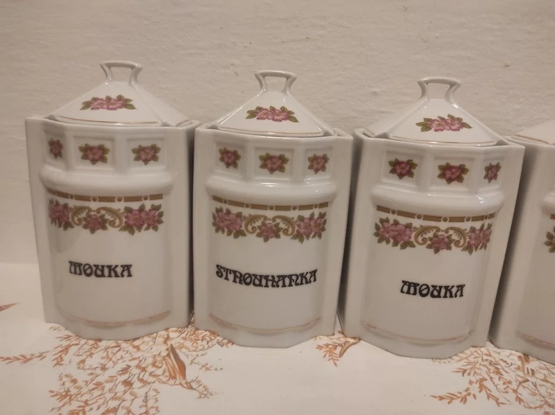 Porcelánové kořenky 