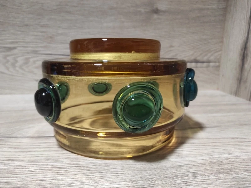 Skleněná mísa s nálepy J.Hospodka 