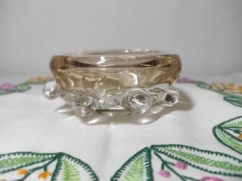 Hutní sklo - košík/popelník 