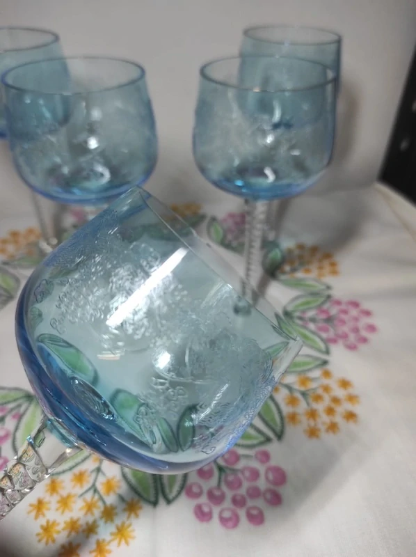 Retro modré sklenice na víno 