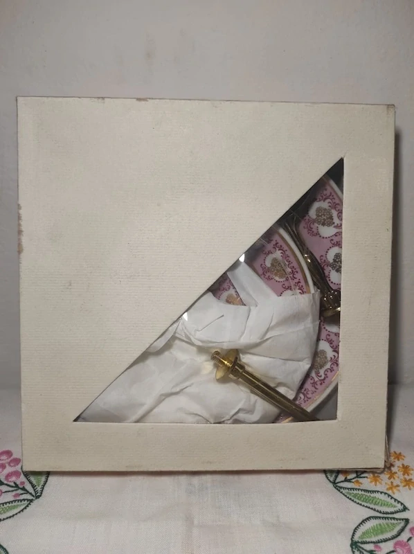 Porcelánový etažér na cukroví 