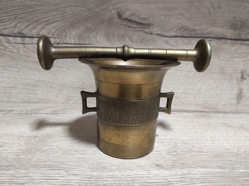 Starý mosazný hmoždíř č. 4