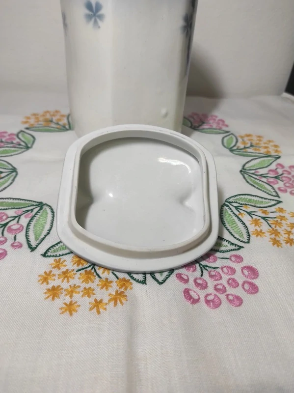 Stará porcelánová dóza modré třešně 