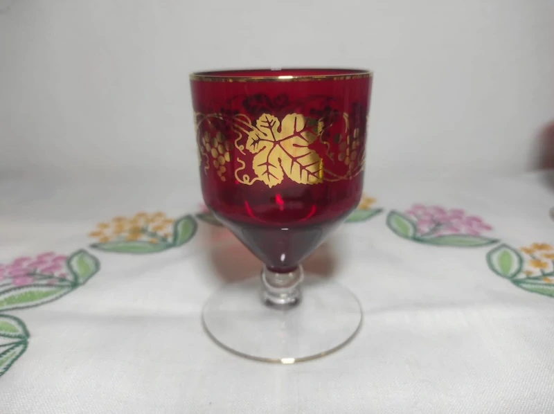 Skleničky na víno se zlatým dekorem 