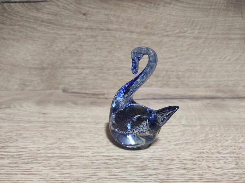 Skleněná figurka labuť