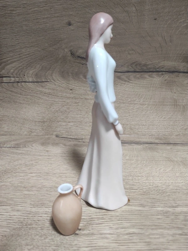 Porcelánová soška Royal Dux – Dáma se džbánem (návrh Fuksová) 