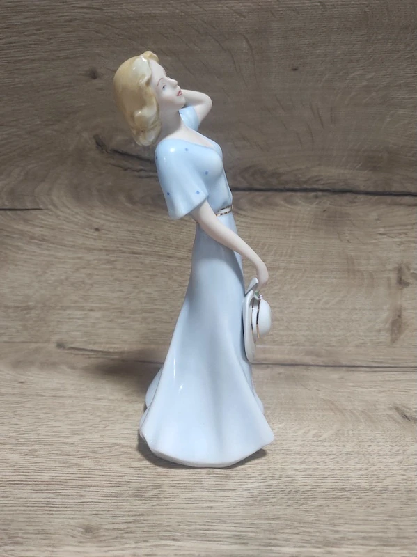 Porcelánová soška Royal Dux – Dáma s kloboukem (návrh Fuksová) 