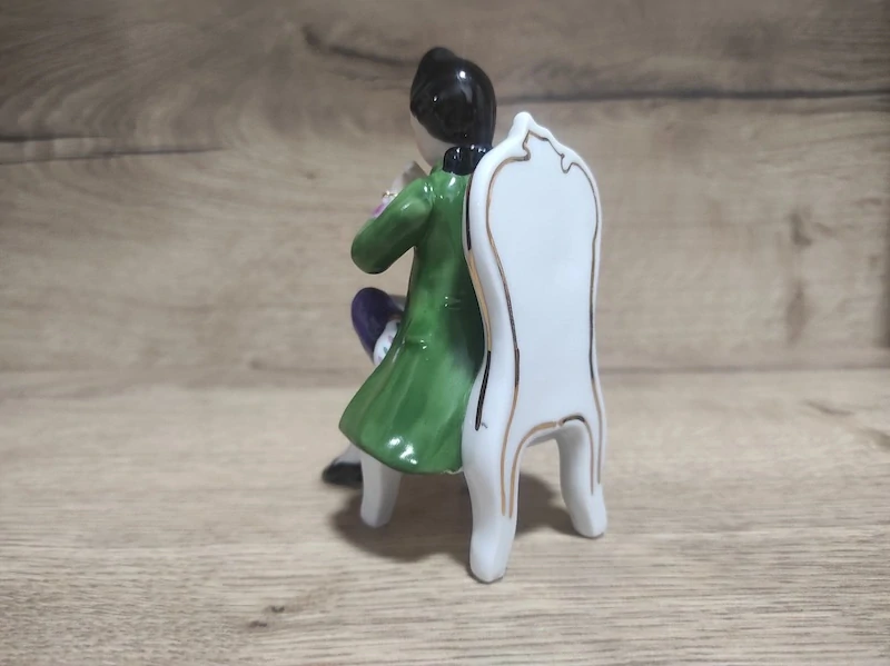Barokní porcelánová soška – pán s flétnou