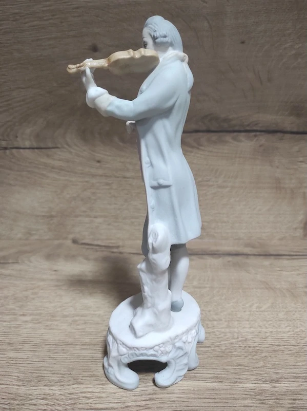 Porcelánová soška Royal Dux – houslista