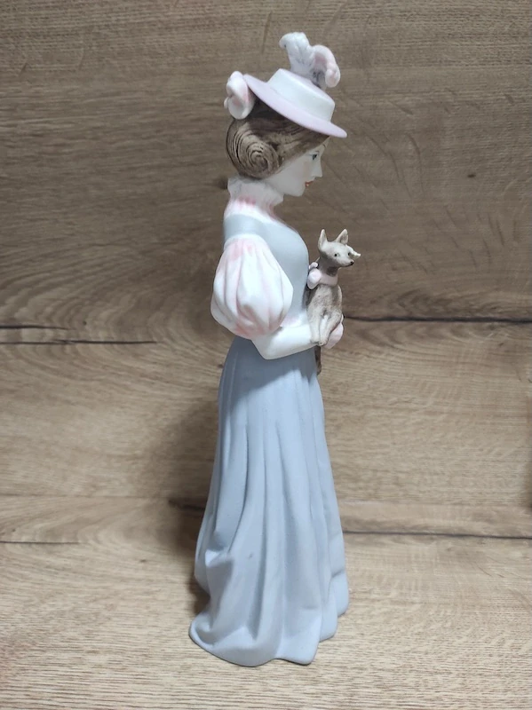 Porcelánová soška Royal Dux – dáma s psíkem