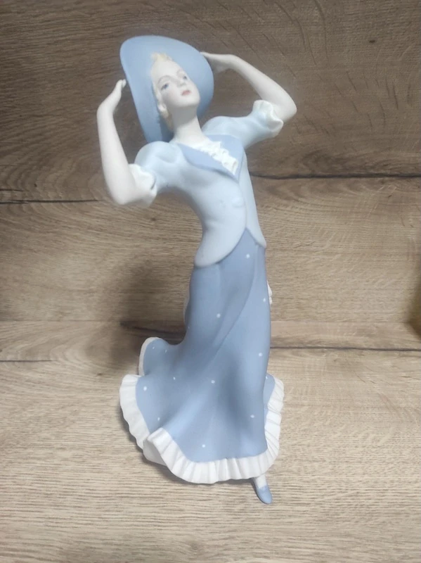 Porcelánová soška – dáma s kloboukem Royal Dux 