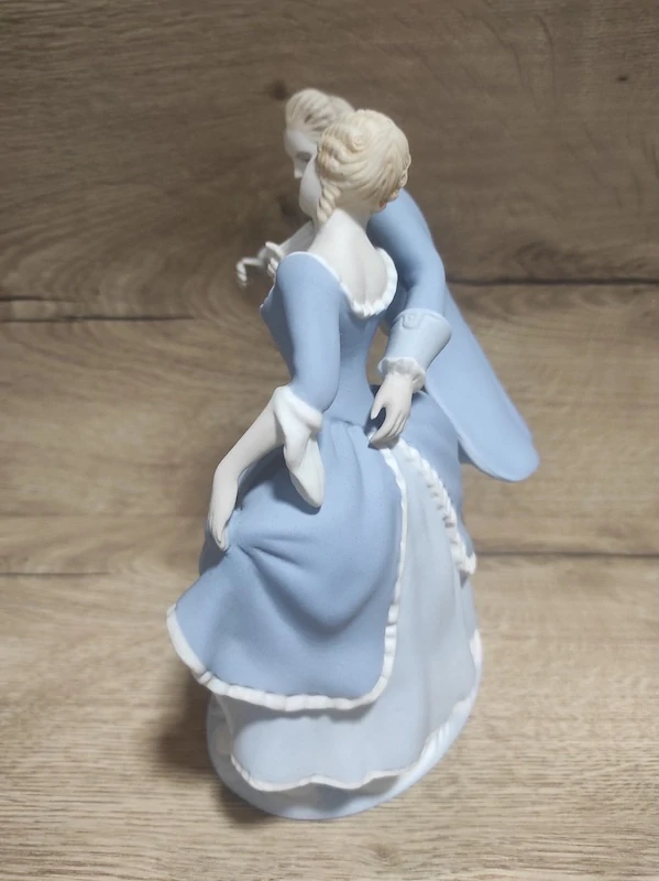 Porcelánová soška Royal Dux – tančící pár (návrh Strobach)