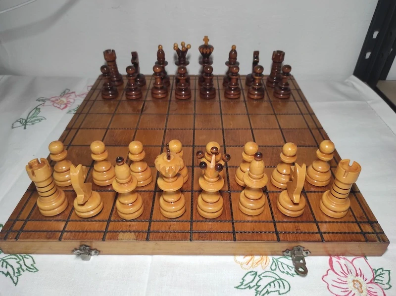 Staré dřevěné šachy 