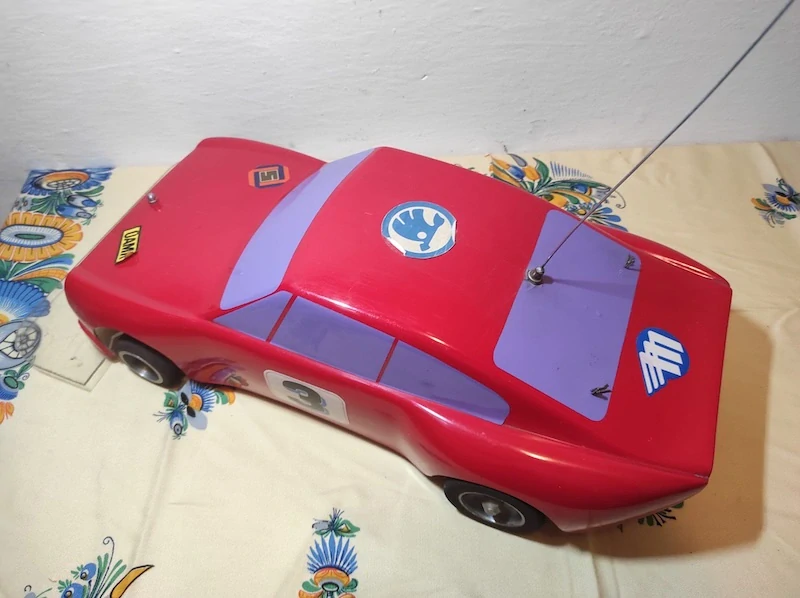Retro dálkově ovládané autíčko (RC model)