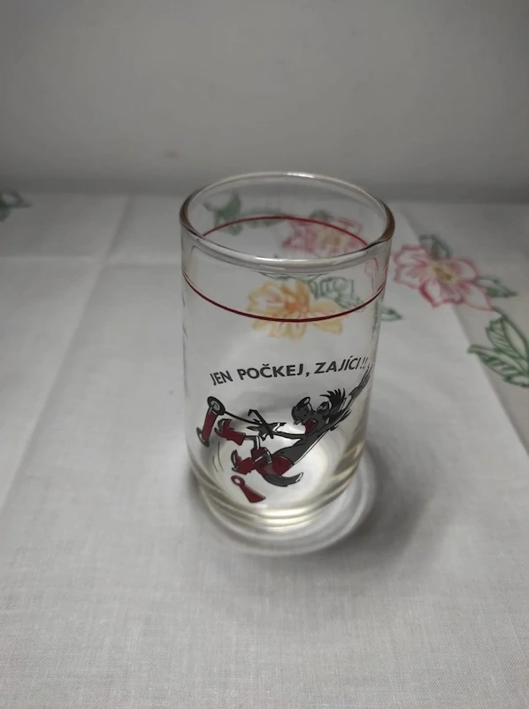 Retro sběratelská sklenička „Jen počkej, zajíci!“