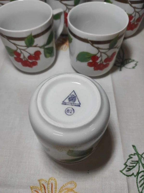 Retro hrníčky Royal Dux – jeřabiny