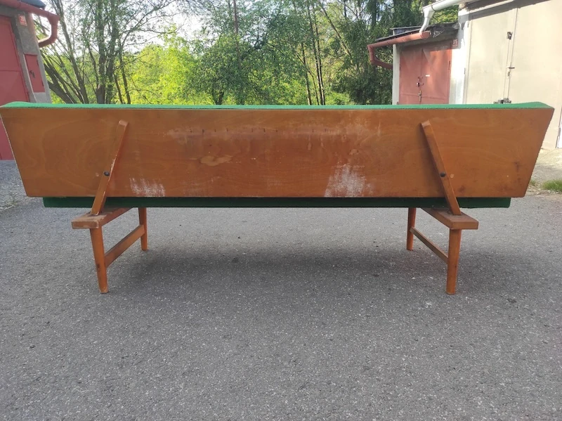 Retro pohovka Navrátil – k renovaci