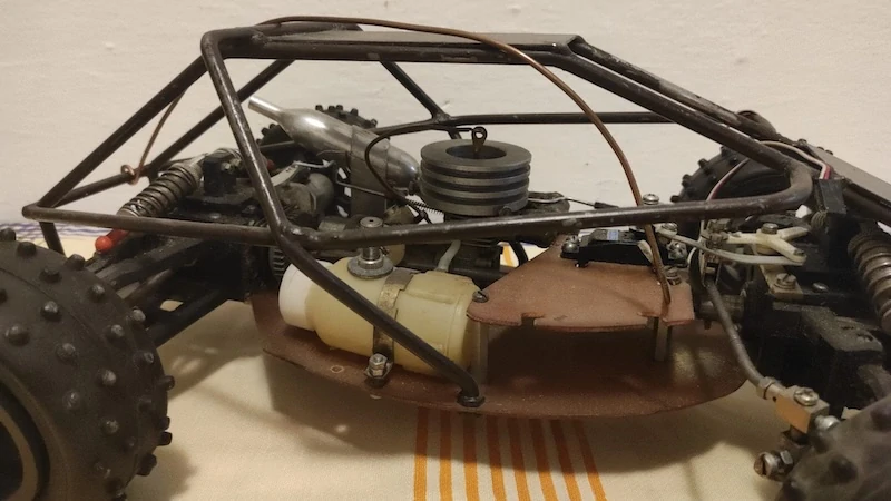 Starý modelářský RC model auta – nálezový stav