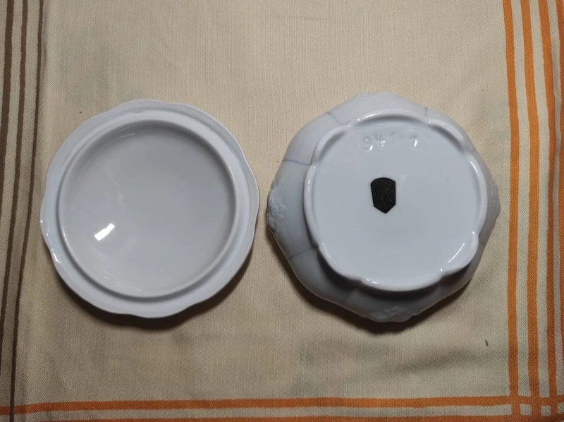 Stará porcelánová cukřenka