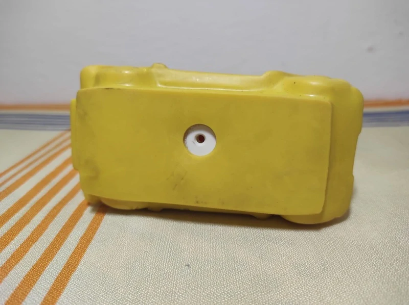 Retro pískací gumová hračka – automobil
