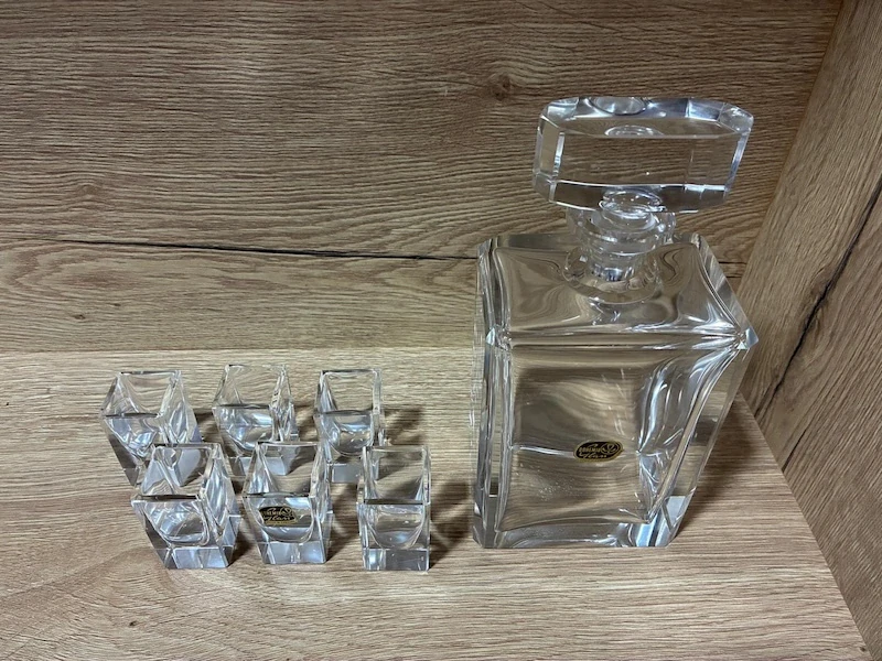 Elegantní skleněná karafa s panáky Bohemia Glass