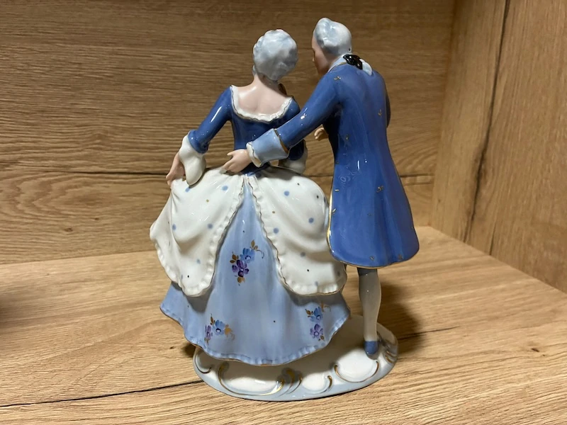 Stará porcelánová soška Royal Dux – Namluvy