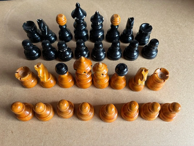 Staré dřevěné šachové figurky