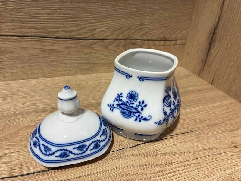 Porcelánová dóza na čaj – cibulák