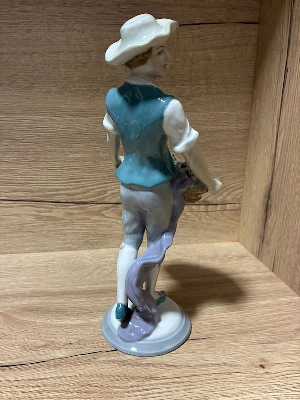 Porcelánová soška – zahradník