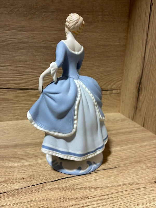 Porcelánová soška Royal Dux – dáma s vějířem