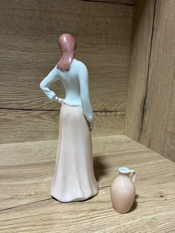 Porcelánová soška Royal Dux – Dáma se džbánem (návrh Fuksová)