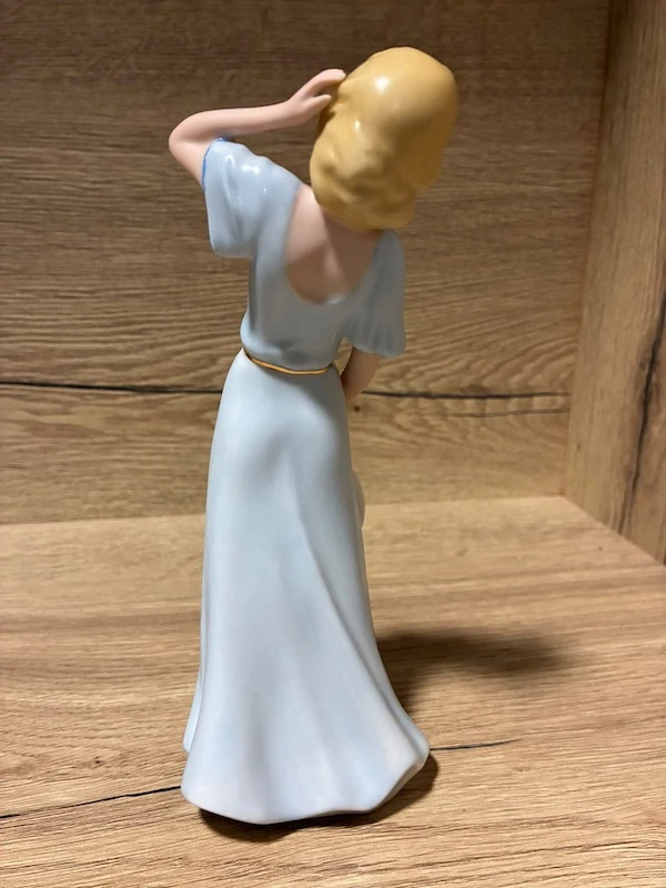 Porcelánová soška Royal Dux – Dáma s kloboukem (návrh Fuksová)