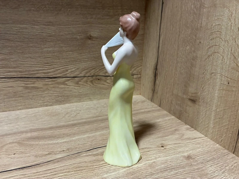 Porcelánová soška Royal Dux – Dáma s vějířem (návrh Fuksová)