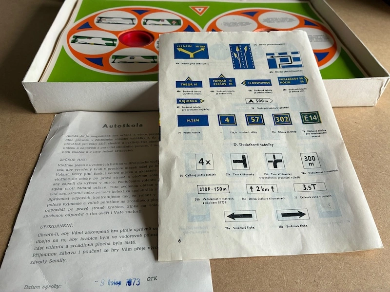 Retro hra Autoškola s volantem Kovozávody Semily