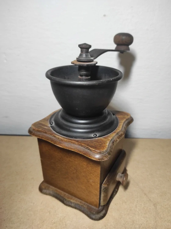 Starý mlýnek na kávu 