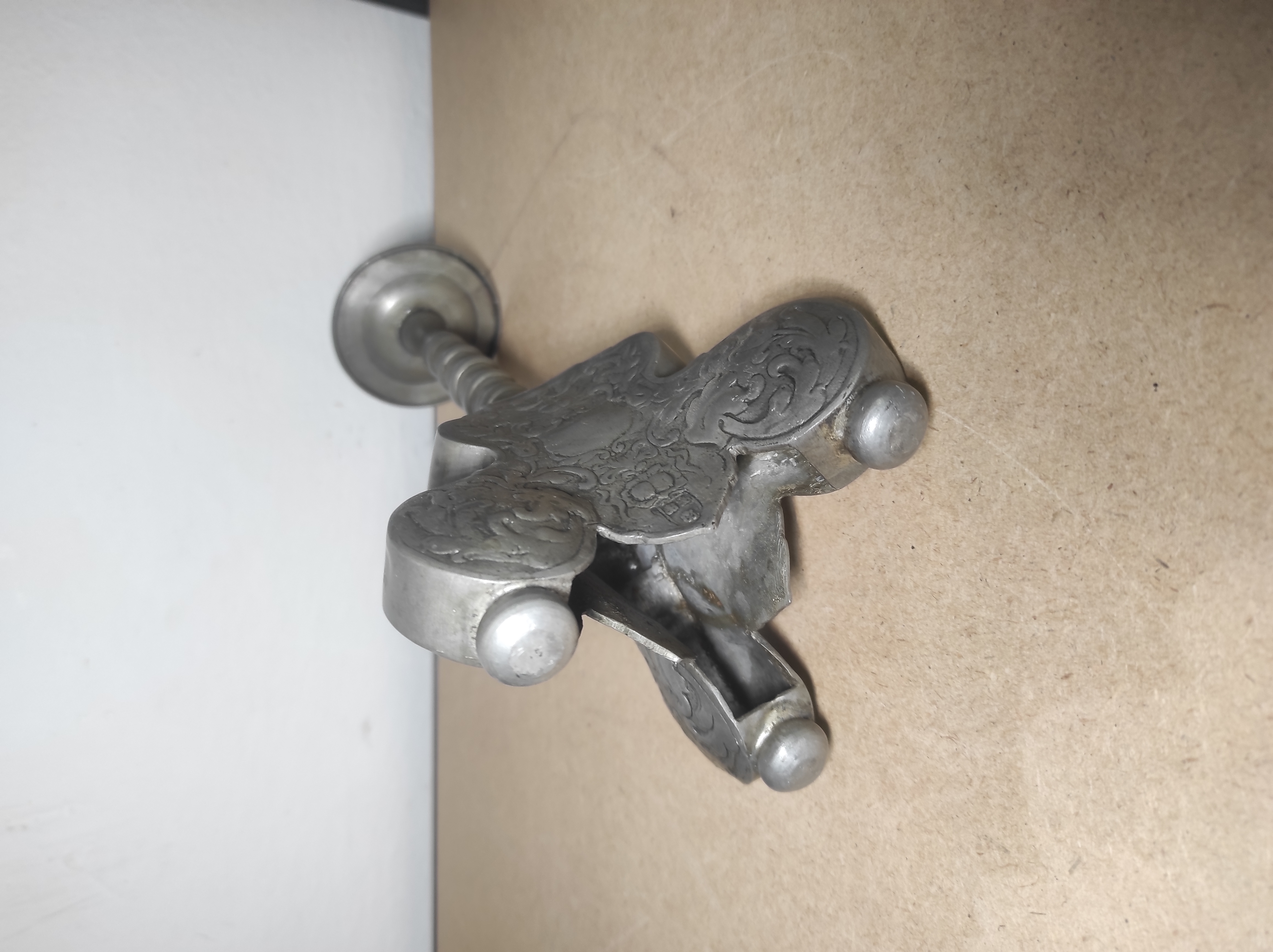 Starý cínový svícen 