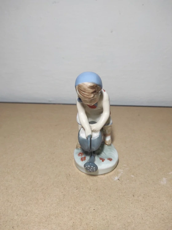 Porcelánová soška, Royal Dux, děvčátko s konvicí 