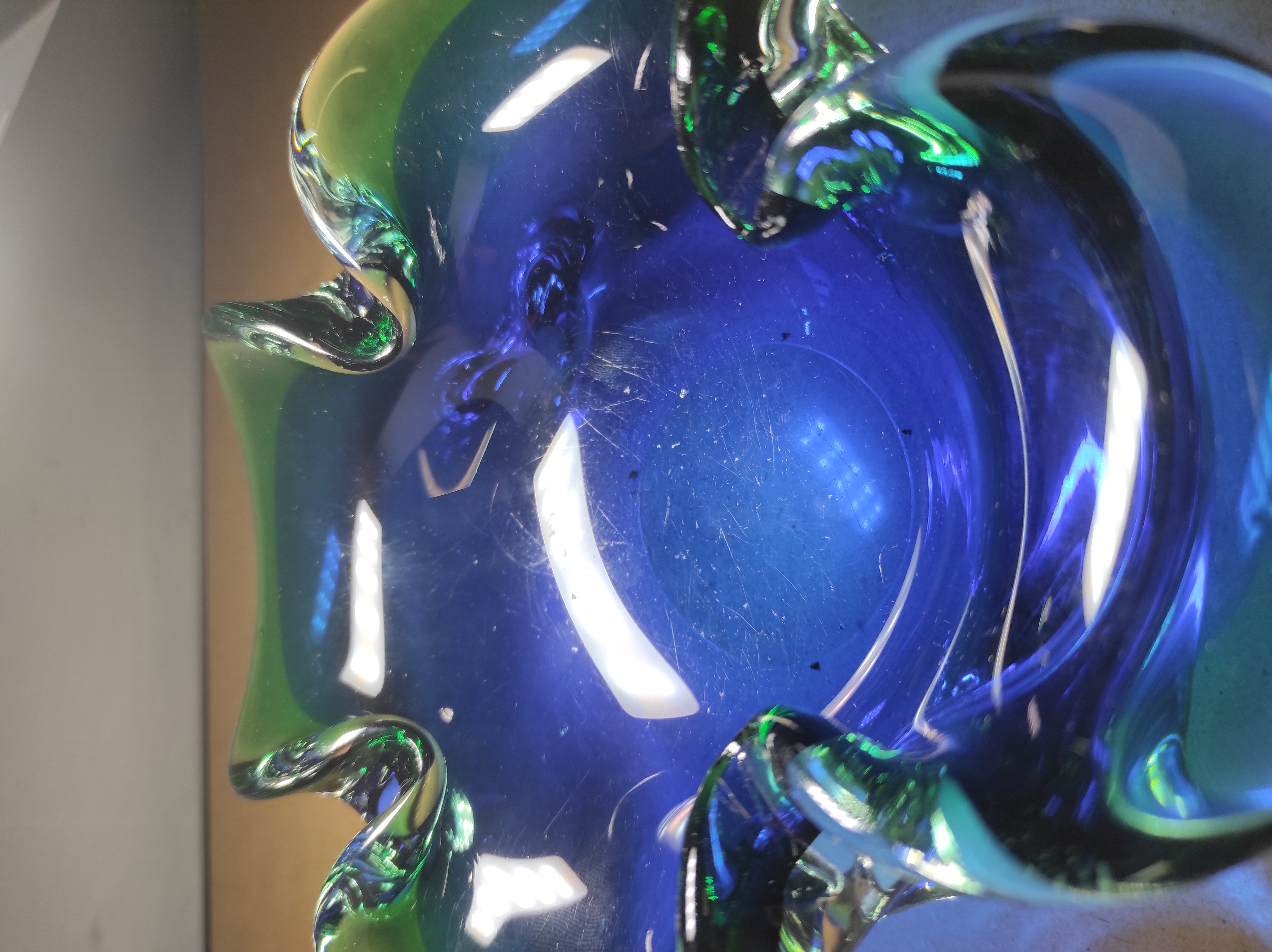 Popelník hutní sklo