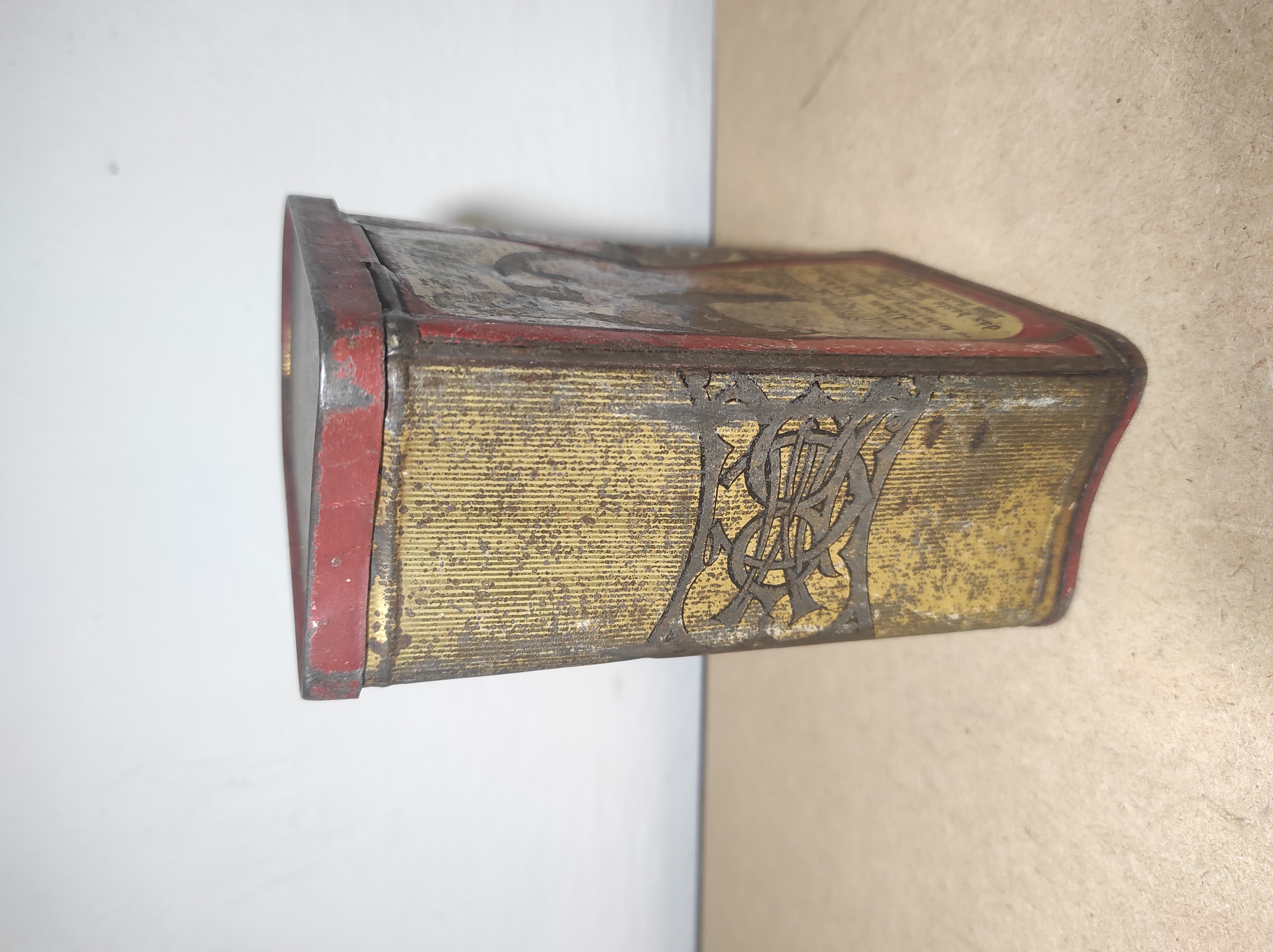 Stará plechovka od kávy