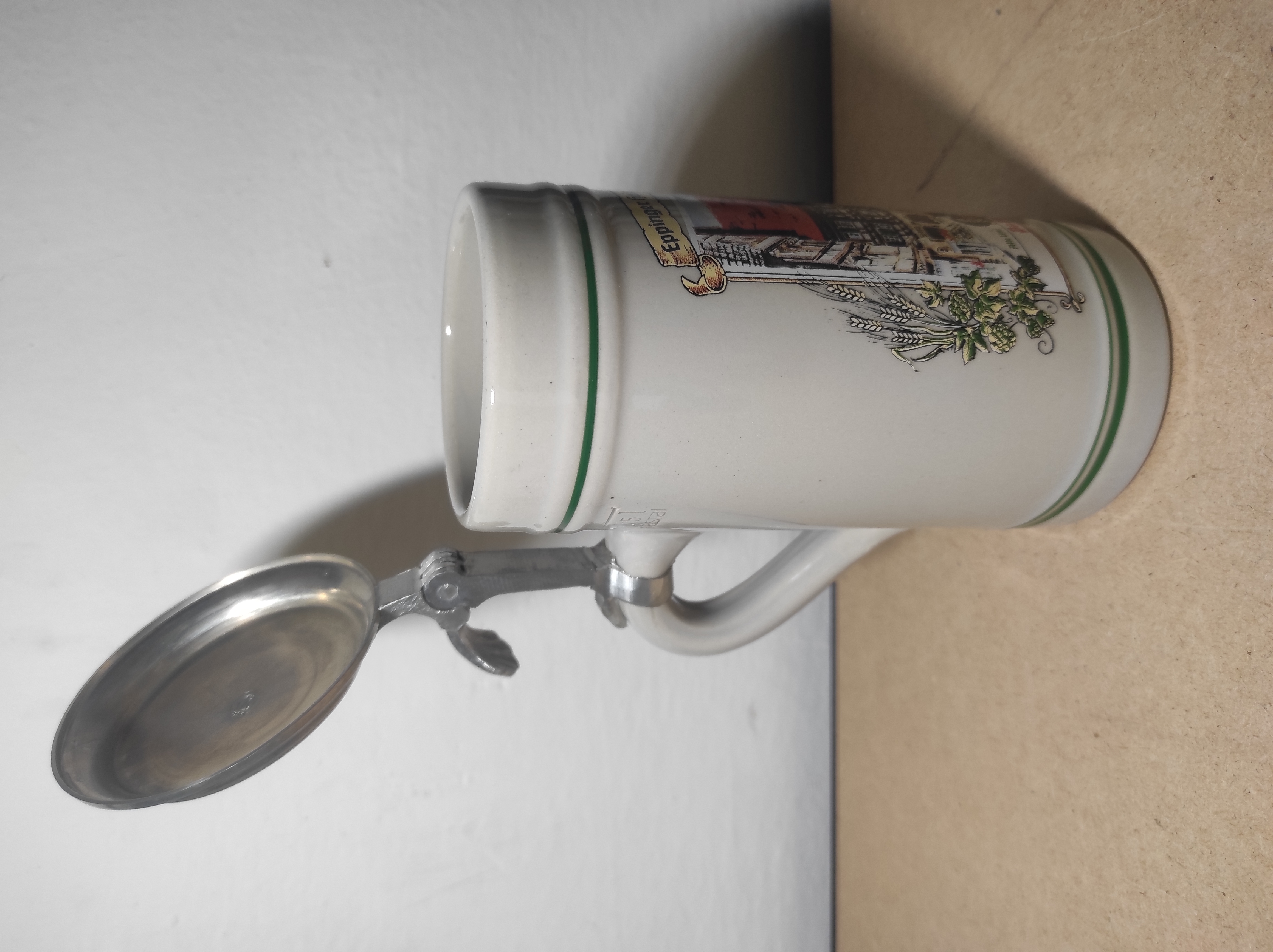 Korbel s cínovým víkem 