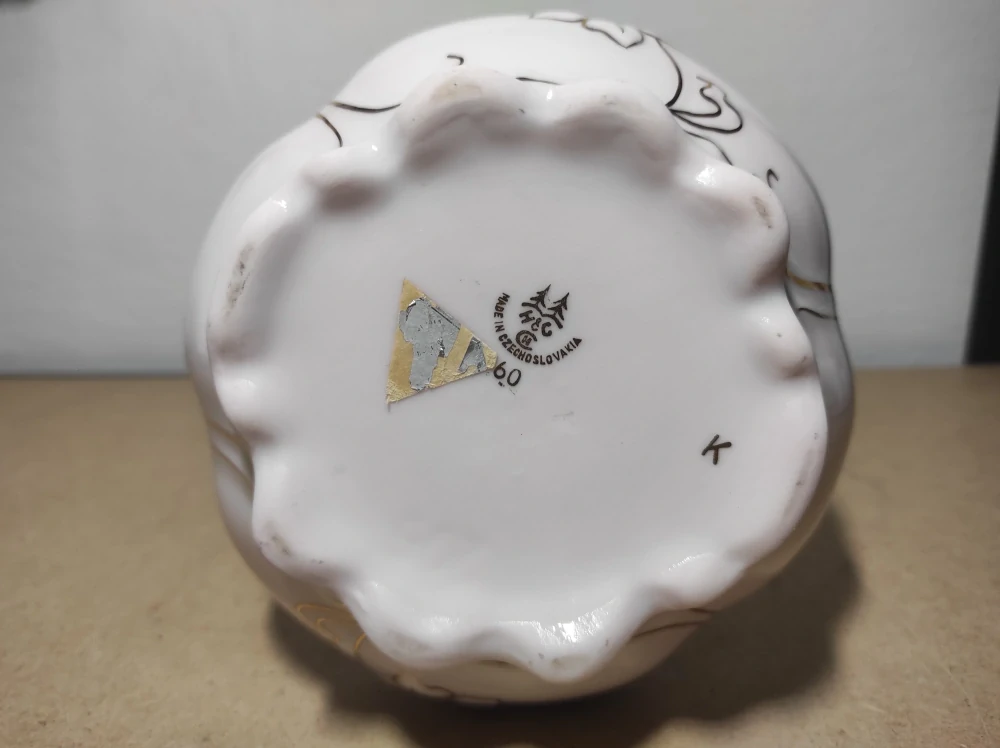 Váza z růžového porcelánu s pomněnkami