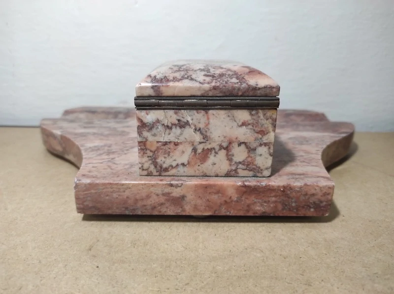 Starý mramorový kalamář