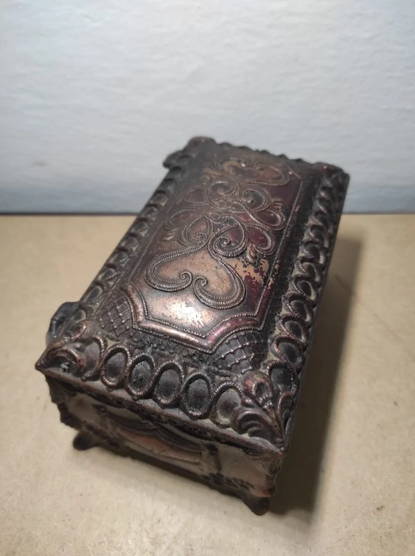 Stará zdobená plastova šperkovnice 