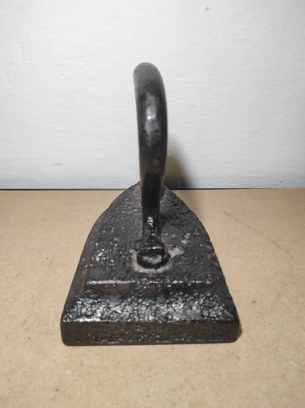 Starožitná kovová žehlička 