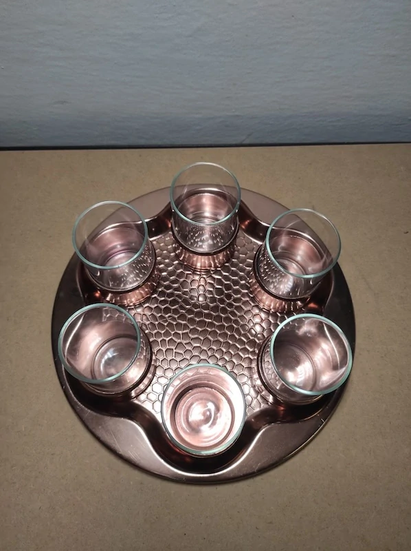 Retro tác se šesti sklenicemi 