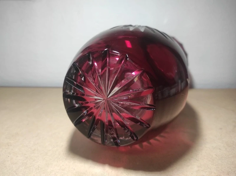 Skleněná broušená váza 