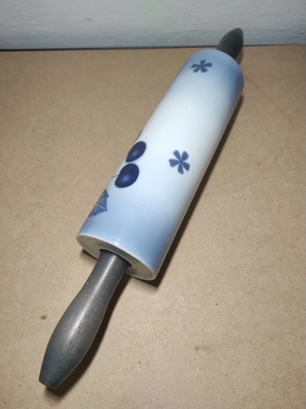 Starý porcelánový váleček modré třešně 