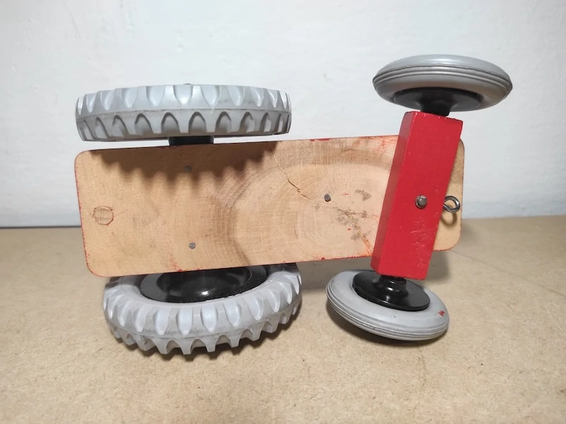 Traktor, dřevněná hračka 